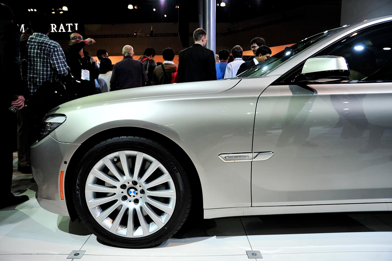 Illustration for article titled 2009 BMW 7-Series, ActiveHybrid Hit LA Show Floor